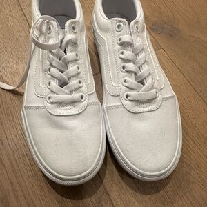 NEVER WORN - Women’s Vans Old Skool Sneakers 6.5
